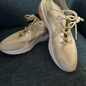 Women’s Fabletics Athletic Shoe! Size 10